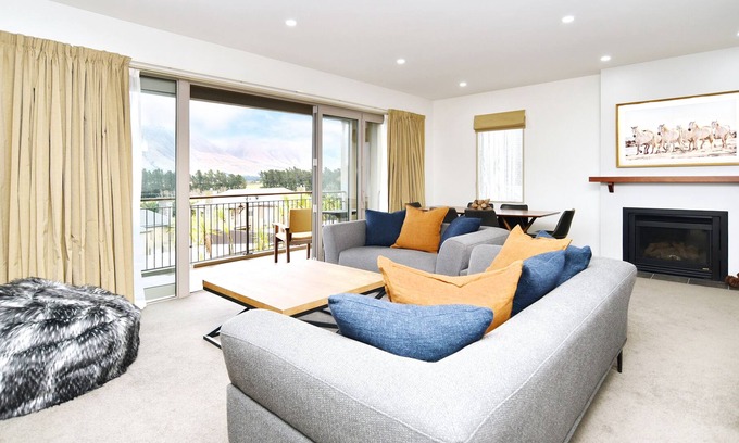 Windwhistle Apartment | Luxury Villa in the Terrace Downs Resort Area