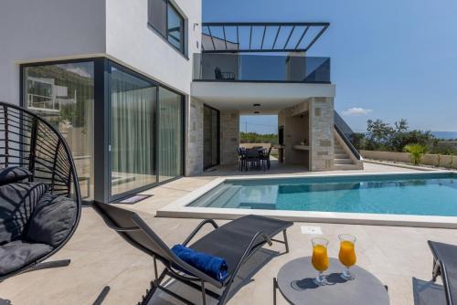 Podstrana Villa | Luxury Villa RoMa 1 ,with heated saltwater pool, parking, high speed Internet, BBQ,
