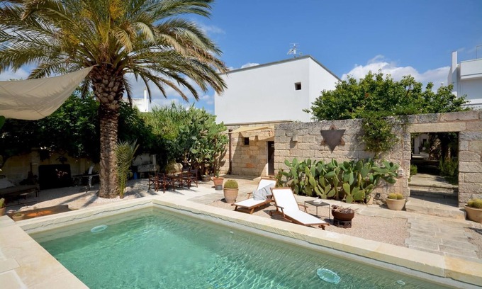 Ortelle Villa | Luxury villa with swimming pool near the sea