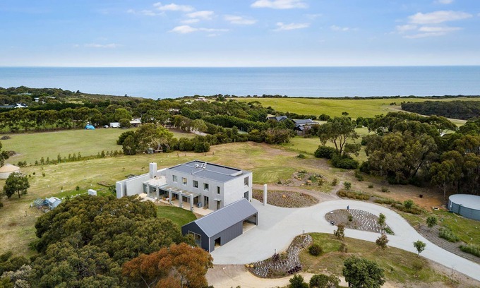 Jan Juc House | Luxury Villas Bells Beach View (With Car Parking)