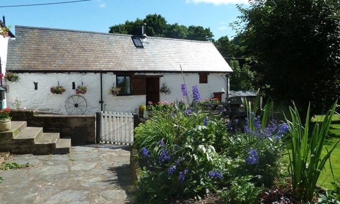 Glyn-Dyfrdwy Cottage | Luxury Wagtails Cottage with a Mountain View at Dee Valley Cottages