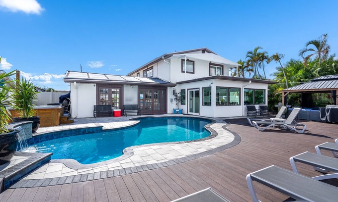 Bay Crest Park House | Luxury Waterfront Home DOCK POOL JACUZZI KAYAKS