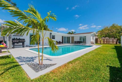 Garden Isles House | Luxury Waterfront Oasis in Pompano Beach