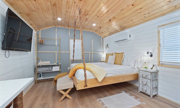 Azalea Park Cabin | Luxury Wooden Cabin in the Heart of Orlando Florida