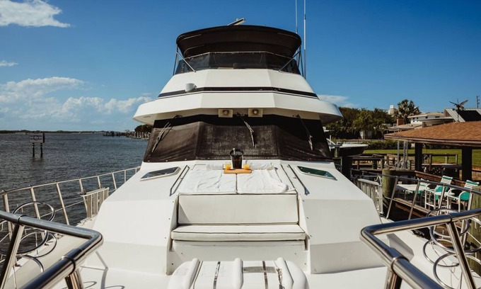 Hodgmans Daytona Boat Rental | Luxury Yacht in Daytona Beach!