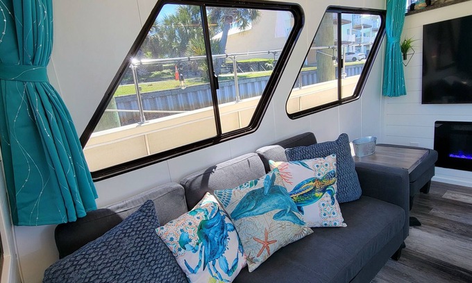 Panama City Boat Rental | Luxury Yacht! Incredible Views! Close to Downtown!