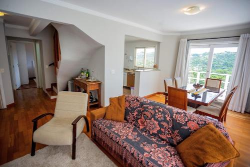 Vila Everest Apartment | LVR 17 - Duplex no Capivari 3 suìtes, lareira - By Hostyn