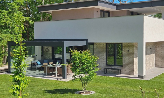 Lychen House | Lychensee villa with lake view, conservatory, fireplace and sauna