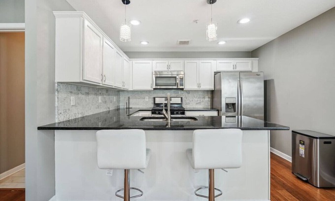 Lowry Hill East House | Lyndale Flat 1BR 2BA Room with Rooftop