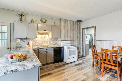 Lyndon Station Apartment | Lyndon Station Retreat about 9 Mi to Wisconsin Dells!