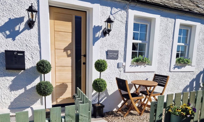 West Linton Cottage | LYNE COTTAGE, THE RETREAT, romantic, with open fire in Romanno Bridge