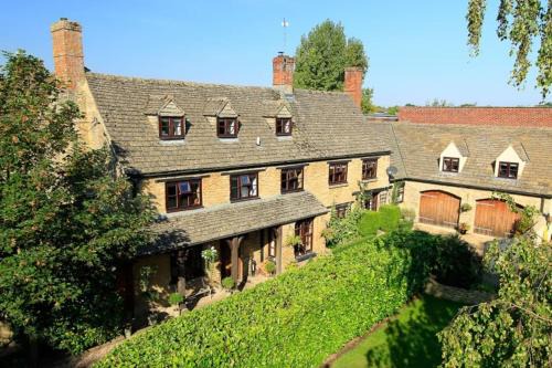 Kidlington House | Lyne House Ideal for a celebration or reunion