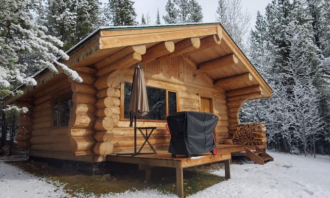 Rock Lake Cabin | Lynx Lair Log Cabin, Remote, Off Grid Wilderness location, adj Jasper Nat Park