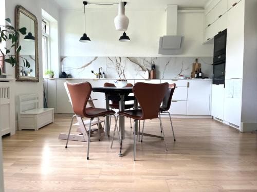 Strandvejen Apartment | Lys, charmerende, tæt på strand
