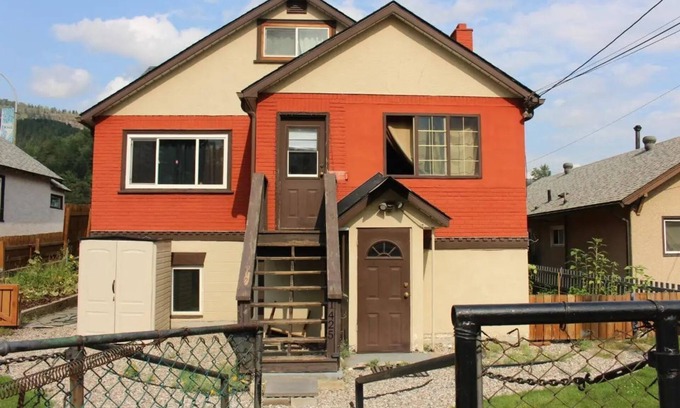 Trail House | Lyxury Spacious, center of town, rooms in big house both private and shared