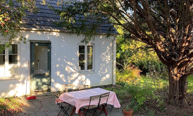 Askeby Cottage | Møn, Denmark - Farmhouse in countryside, 1km from forest & beach