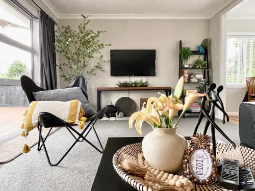 Hamilton Villa | M&K Home with central air condition, 4 bedrooms, by Chartwell Shopping Centre