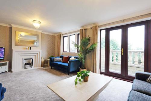 Dewsbury Villa | M1, M62, Free Parking, WiFi, 8 beds, Separate office