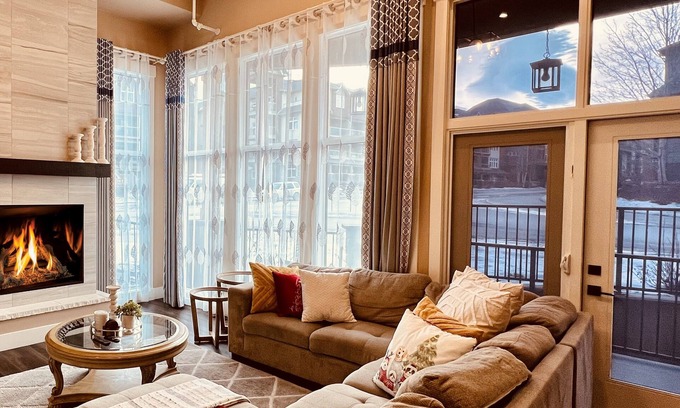 Canmore House | M17 - 2650 sqft Canmore luxury townhouse mtn. view 4 Bedrooms + 4.5 Bath