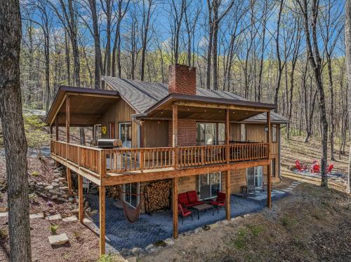 Berkeley Springs House | Ma-ple Haven -Wifi, Fireplace, Deck, Fire Pit, Family Friendly, Game Room, Pool Access