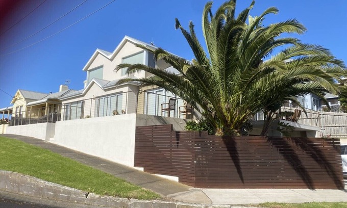 Warrnambool House | MacKay on Cramond-Beautiful Scenic Views