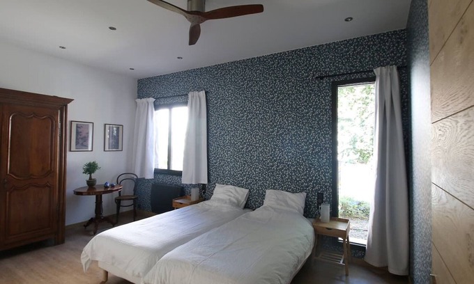 La Ferte-Saint-Aubin Bed & Breakfast | "Madeleine" Room with 2 single beds and guest dining