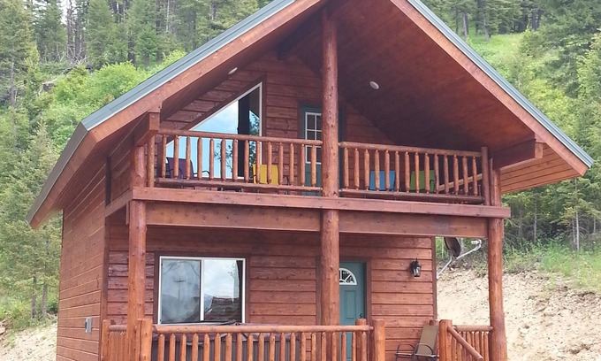 Island Park Cabin | "Madison River Cabin" HOT TUB ON DECK. 14 miles to Yellowstone! Easy Access.