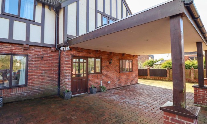 Maesbury Marsh House | Maesbury Manor