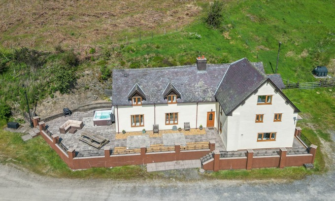 Newcastle-on-Clun Cottage | MAESGWYN, pet friendly, character holiday cottage in Beguildy