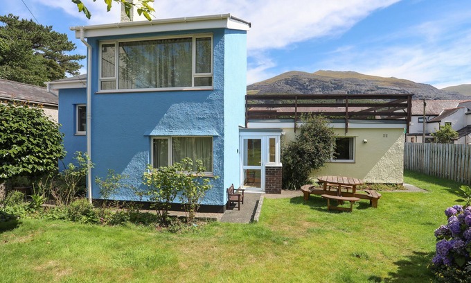Gallt Y Foel House | MAESTEG - LLANBERIS, pet friendly, with open fire in Llanberis