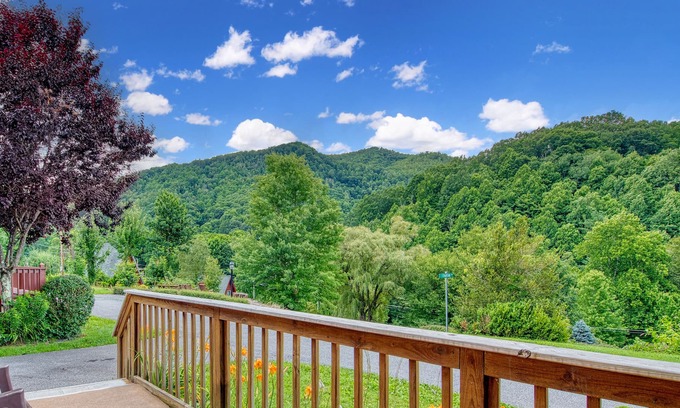 Maggie Valley Ski Chalet | Maggie Valley A-Frame Cabin with Great Views Close to Skiing & Great Restaurants