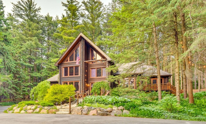 Drayton Plains Cottage | Magical Metamora Cottage w/Fire Pit, Pond, Deck!