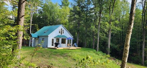 Newfane House | Magical Retreat Cottage, Autumn Colors and Waterfalls - Vermont Getaway