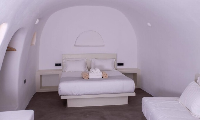Finikia Villa | Magical Santorini Villa | 1 Bedroom | Cave Suite | Beautiful Sea Views &.
