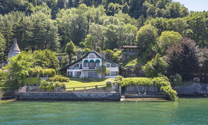 Ispra Villa | Magical villa perched on the water's edge! Villa Cinderella 5 BEDROOMS 10 PAX
