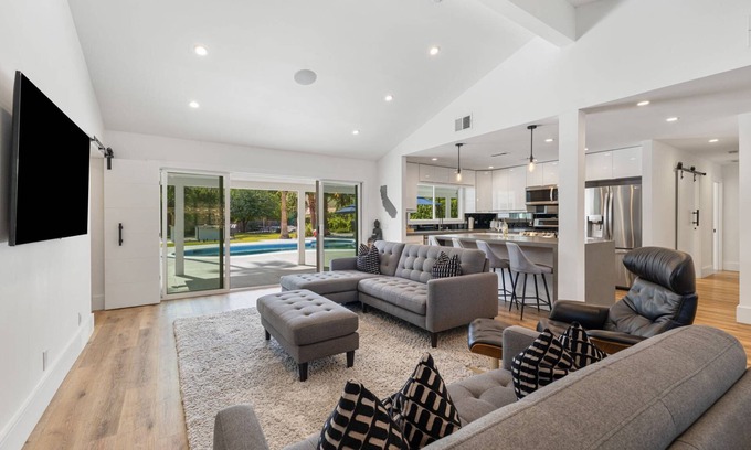 Magnesia Falls Cove House | Magnesia Falls Cove, Newly Remodeled, Large Yard, Pool, Spa, Fire Feature, Mountain Views