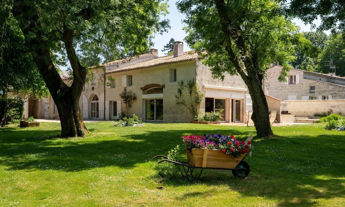 Saint-Georges-des-Coteaux House | Magnificent family estate in the heart of Saintonge sleeps up to 23