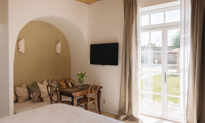 Saint-Seurin-de-Cadourne Apartment | Magnificent Suite Apartment with swimming pool N°1
