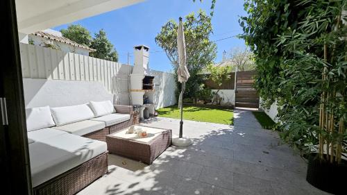 Sesmarias Apartment | Magnific Studio with a cozy garden, 5 minutes to the beach
