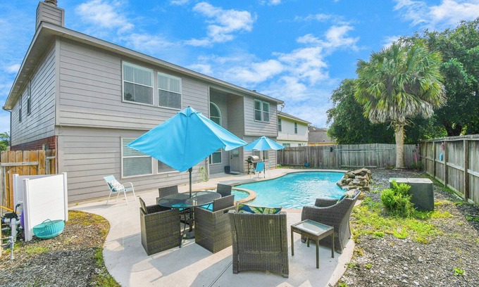 Atascocita House | Magnificent 6-BR w Pool & Spa 25 Mins Downtown LT