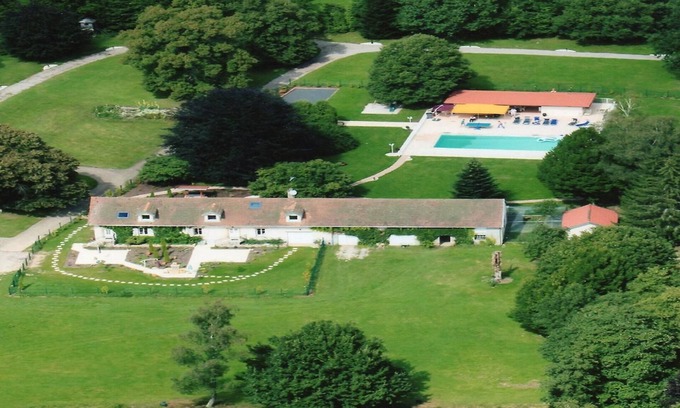 Jeanmenil House | Magnificent estate with swimming pool and private park for 18 people.