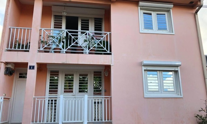 Le Robert Cottage | Magnificent F3 Air-conditioned and Fully Equipped on the Robert Waterfront