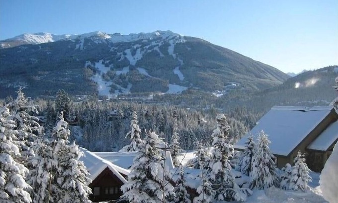 Blueberry Hill Ski Chalet | Magnificent Large 4.5 Bedroom Chalet with Spectacular Views SLEEPS 12