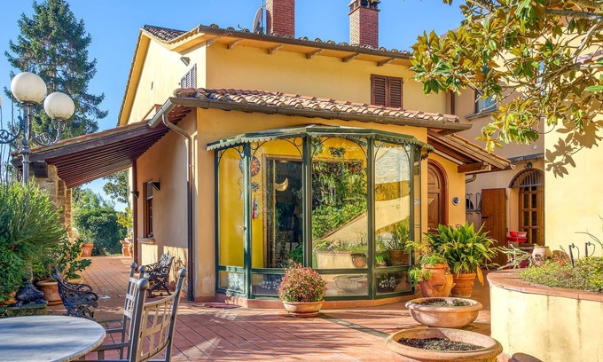 Puliciano House | Magnificent property with beautiful green garden.