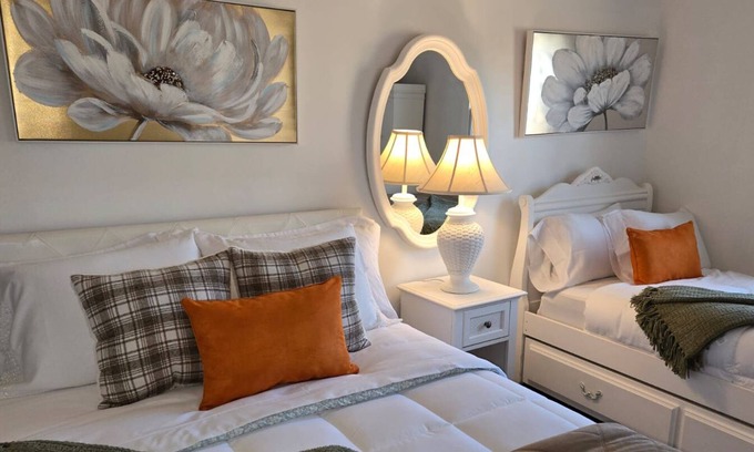Summerfield House | MAGNOLIA Charming 2-bedroom farmhouse in lovely Summerfield, NC with AC, WiFi.