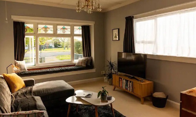 Napier House | Magnolia Cottage- cosy and stylish. Fully fenced for children and your familypet