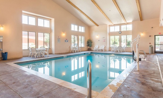 Manitou Springs Hotel | Magnuson Grand Pikes Peak