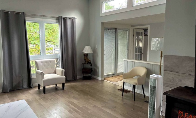 Wellington House | Main house #- 2 minutes to the lake with pool & playground -close to Sandbanks