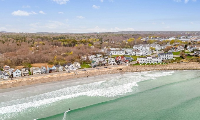 York Beach House | Maine Oceanfront Cottage- Steps away from Long Sands Beach!
