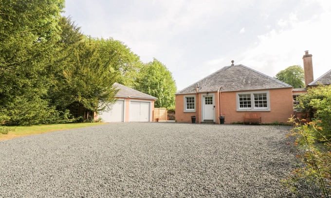 Auchengray Cottage | MAISIE'S COTTAGE, romantic, with a garden in Dunblane